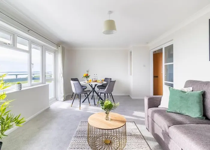 Wow! Seaview Beach Apartment Sleeps 6-Free Parking